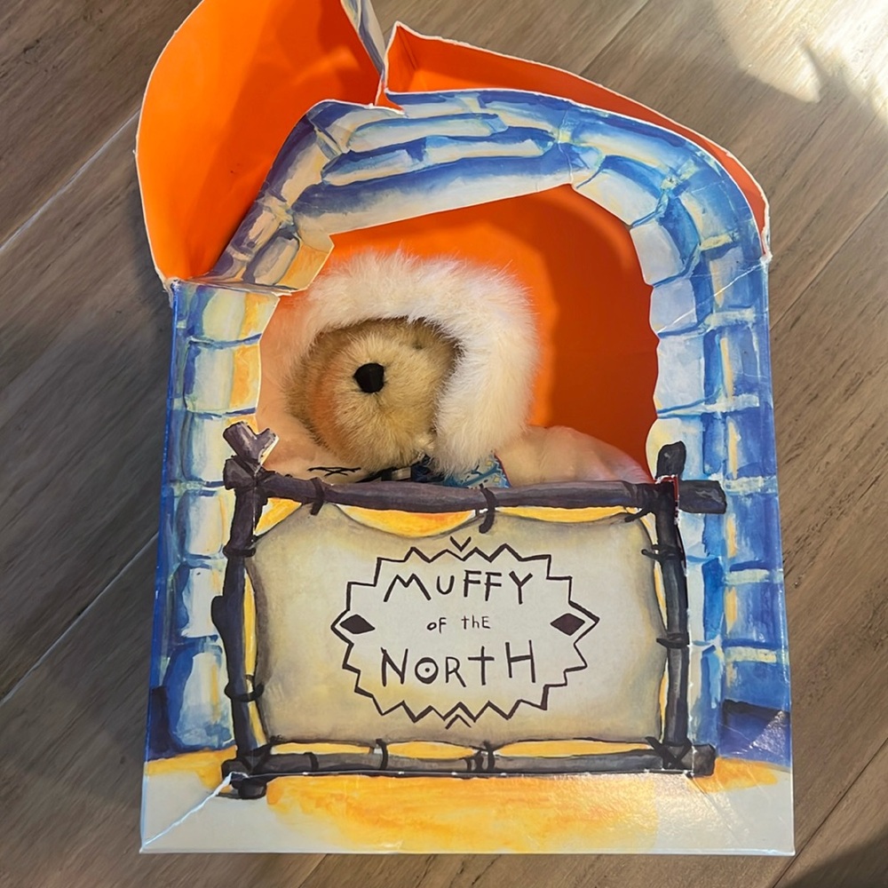 NIB Muffy of the North Muffy Vanderbear 1994 Limited Edition